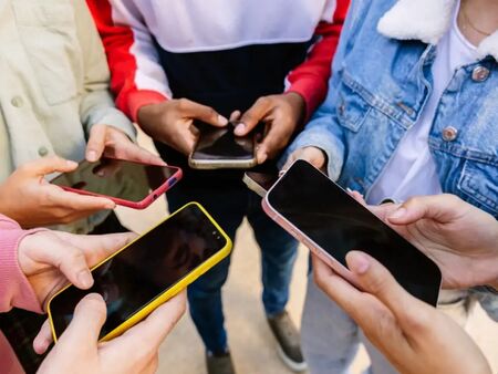 Австрия подготвя забрана за социалните мрежи за деца под 14 години