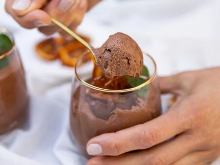 Само 4 съставки и имате невероятен пухкав шоколадов мус