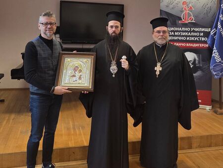 Браво! Сливенският митрополит Арсений дари 5000 евро за каузата "Нов роял за талантите на Бургас"
