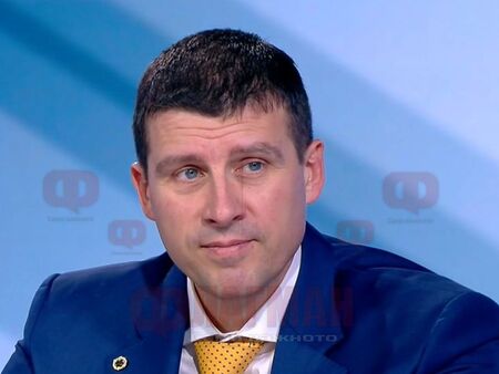 Правителството падна защото управляващите се скараха за пари а не