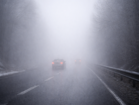 Намалена видимост и заледявания по пътищата, към Малко Търново е особено опасно