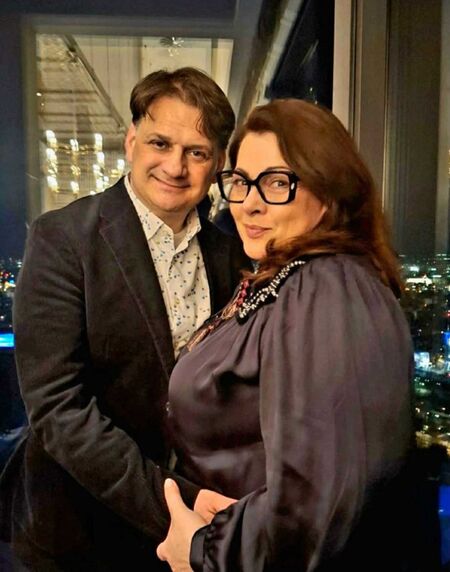 Жената на министъра на културата Мариан Бачев прави масажи за 63 евро