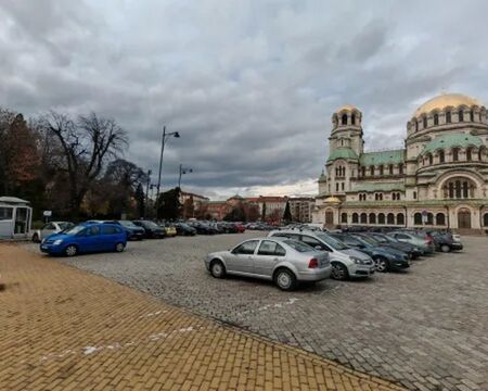 Счупено стъкло на автомобил на депутат пред НС