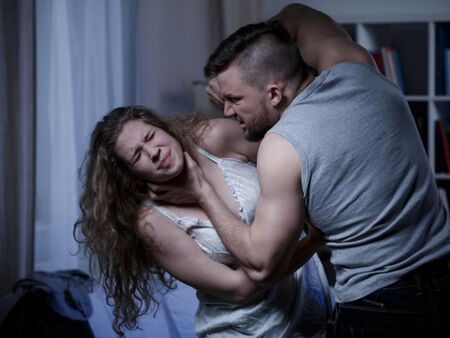 Шокиращо насилие: Мъж преби приятелката си и се опита да я хвърли през прозореца