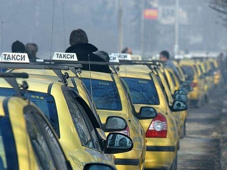 Таксиметровите услуги в България по-високи от февруари - арендата и тарифите растат