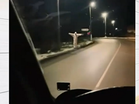 Призрак на пътя: Младеж стряска шофьори с чаршаф и скафандър, приятелите му замерят колите с камъни