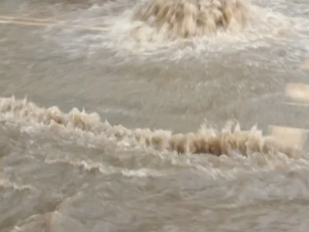 Обилни дъждове блокираха два пътни участъка