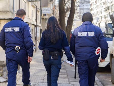 Ексклузивно! Детето с епилептичните хапчета тръгва на "разходка" с полицаи из Бургас, издирват от коя аптека са ги купили