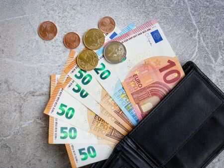 Минималната работна заплата в ЕС: От 620 € в България до 2704 € в Люксембург