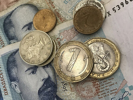 Стотинките стават на скрап, режат левовете на ленти