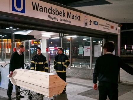 Сграбчи я и се хвърли с нея под влака: Поредно мигрантско зверство