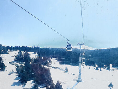 Над 50 души бяха блокирани в кабинков лифт