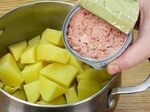 Само 1 консерва риба тон и 3 картофа: 10 минути и имате пълна купа вкусни кюфтета на масата