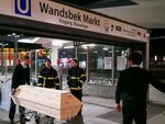 Полицаи извеждат от метростанция „Вадсбек маркт“ ковчега с тялото на поредната жертва на нелегален мигрант в Германия.