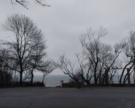 Поривист вятър в Бургас и интензивен снеговалеж в северна България в неделя