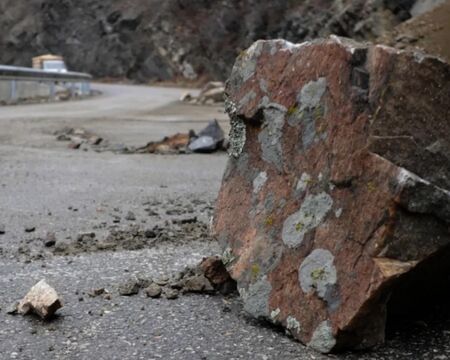 Скална маса е паднала Кресненското дефиле и ограничава движението