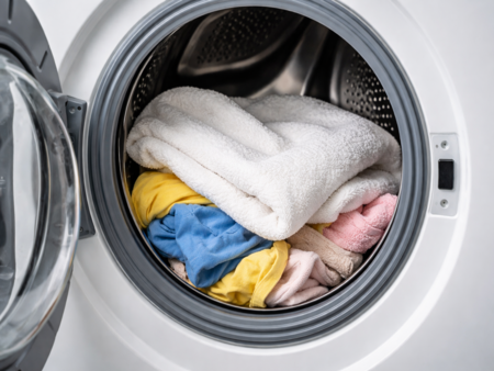 Как да изсушите мокрите дрехи бързо: Скрит трик с пералнята