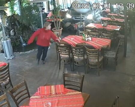 Само във Флагман.бг: Вижте как джип връхлетя в емблематично заведение и едва не уби 6 човека