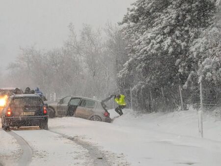 Видимостта е нулева движението е кошмарно а скоро май никой