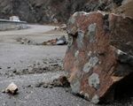 Скална маса е паднала Кресненското дефиле и ограничава движението