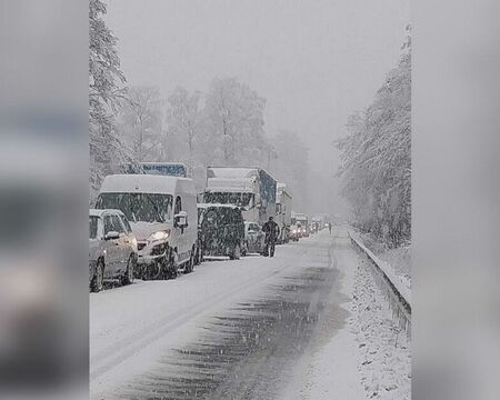 Завъртели се тирове блокираха път Е-79, а автобус с пътници заседна в Монтанско