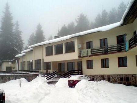 Намериха три трупа в хижа в Петрохан