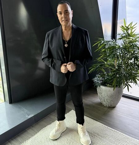 С перфектната му слаба визия всеки костюм и нова дрешка му лепват като на манекен