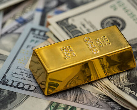 Цената на златото и среброто спада под натиска на поскъпването на щатския долар