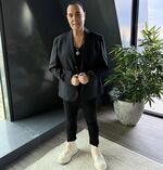 С перфектната му слаба визия всеки костюм и нова дрешка му лепват като на манекен