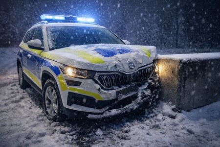 Ледът не прощава: Ченге катастрофира с нов полицейски джип посред нощ