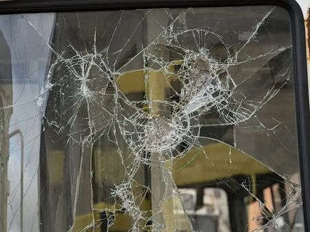 Счупиха със снежни топки стъкло на автобус от градския транспорт