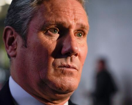 Киър Стармър призна: Знаех за връзката Манделсън - Епщайн при назначаването му