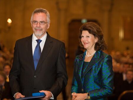 Робърт Трайвърс искал момченцата да стават по женствени а момиченцата