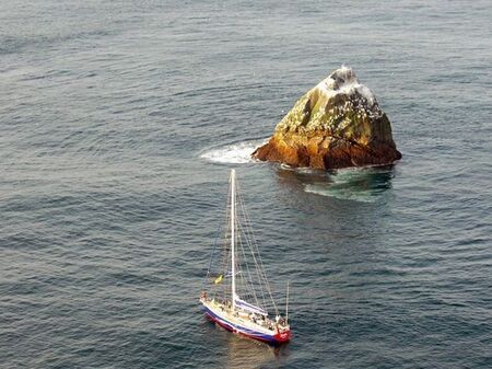 Защо 4 държави спорят вече половин век за тази необитаема скала насред океана