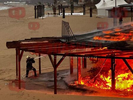 На Централния плаж до дискотека Лазур е истински екшън в