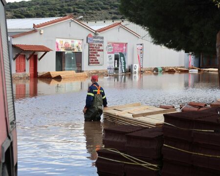 Мъж загина в Северна Гърция, след като колата му бе отнесена от придошла река