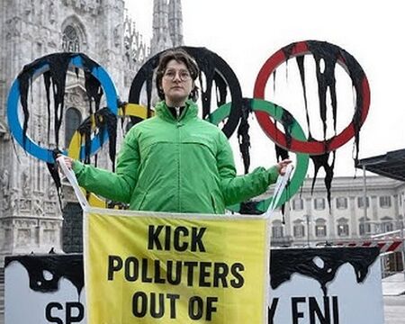 Заляха олимпийските кръгове с черен петрол като символичен акт срещу замърсяването