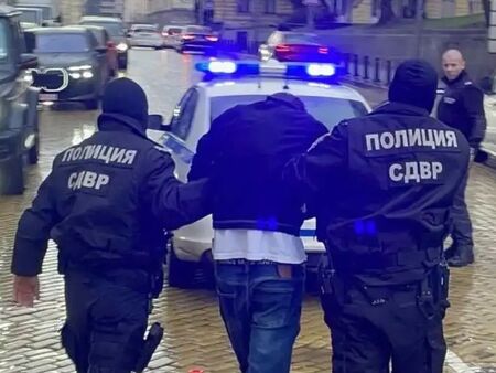 Четирима арестувани в София с дрога и пари