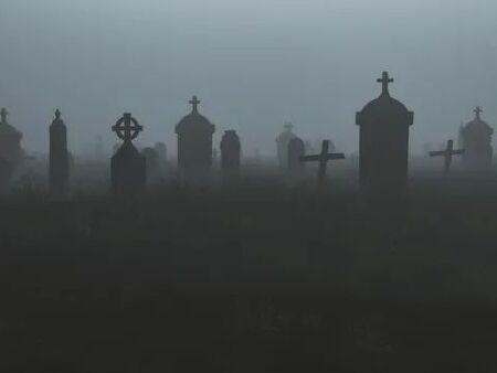 Живот върху гроб: вдовица намира подслон до последния дом на съпруга си