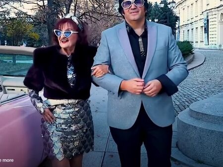 87-годишната естрадна звезда Мими Николова се пусна по минижуп