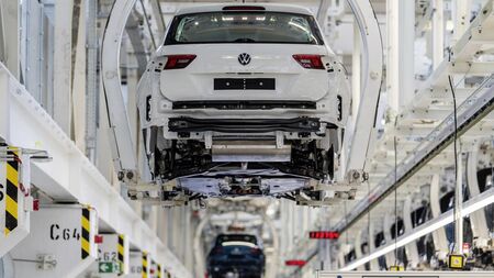 VW плаща, за да си тръгнат: Ранна пенсия за 35 хил. служители