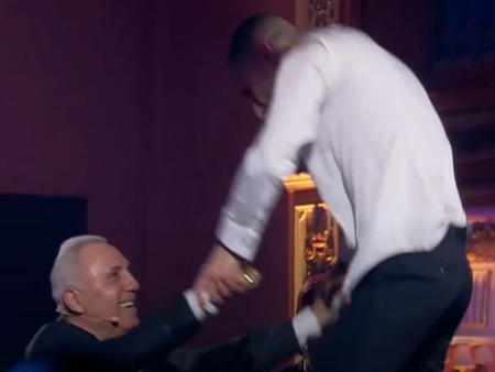 Щур купон: Бургазлия танцува върху маса пред Стоичков