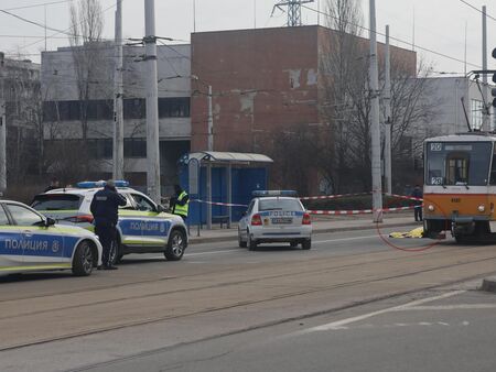 Камион блъсна пешеходец и уби пешеходец в София, издирват водача