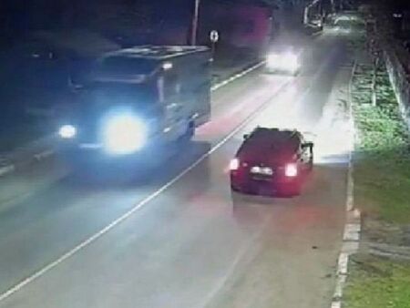 Превозното средство е изключително модерно на двете му врати има