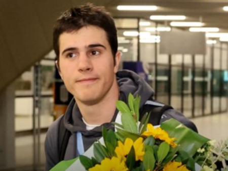 Олимпийският герой Тервел Замфиров показа чувство за хумор при завръщането си в България