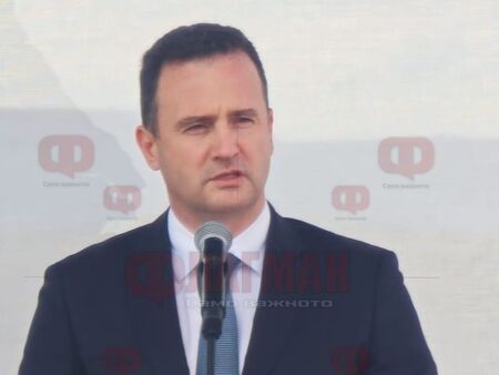 Великобритания реши да е поне до август Великобритания официално удължи