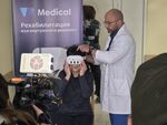 Пациентът поставя VR очила, които го „потапят“ в цифров свят – например виртуален път, парк или помещение с различни предмети. Той вижда виртуален образ (аватар) и изпълнява задачи като стискане и преместване на предмети