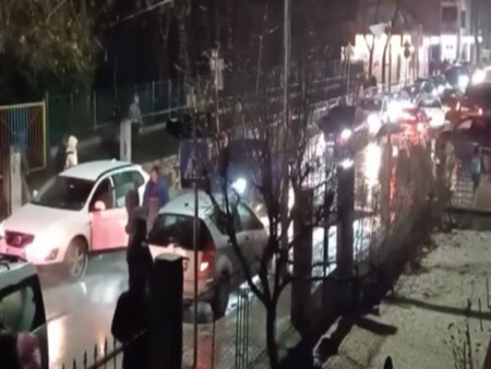 Родител: Служебен бус, който докарва ученици, ме блъсна на тротоара