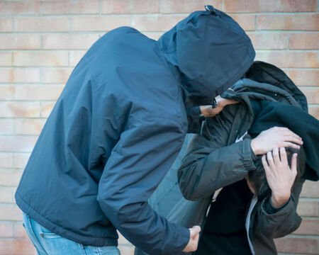 Задържаха 19-годишен за нападение над две деца в столичното метро