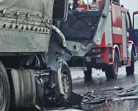 Два тира и пет автомобила катастрофираха в Суходол